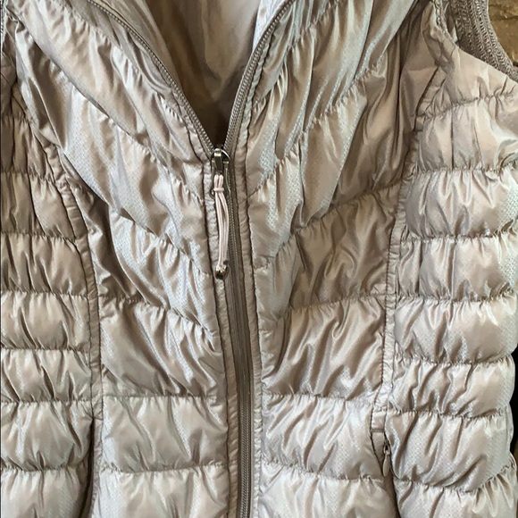 Athleta vest ( synthetic down ) light - Picture 3 of 5